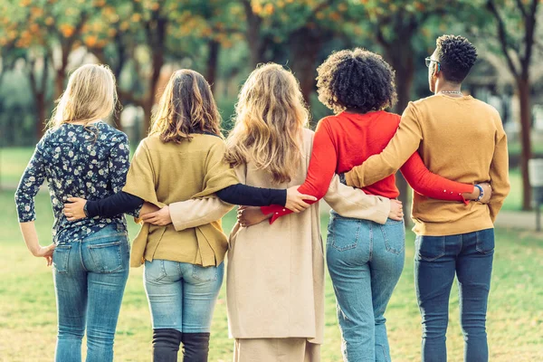 Bir parkta kucaklaşan arkadaşların arka planı