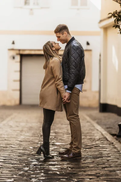 Donna si alza in punta di piedi per cercare di baciare il suo fidanzato — Foto Stock