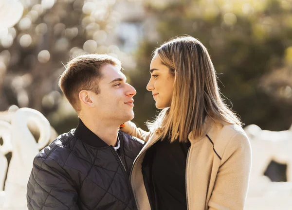 Una coppia innamorata guarda sorridente in ogni altri occhi. — Foto Stock