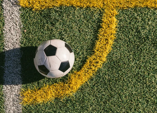 Futbol topu bir futbol sahasının köşesinde.