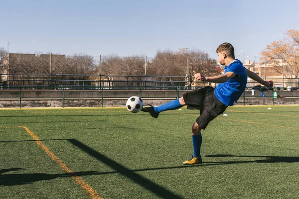 Junger Fußballer schlägt den Ball volley ins Tor — Stockfoto