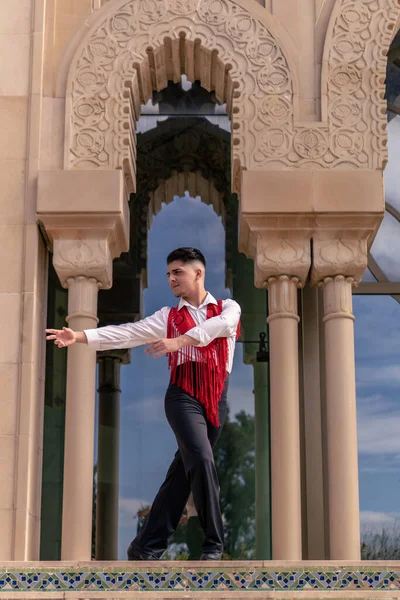 Jovem dançarino de flamenco masculino em camisa branca e mantillo vermelho dançando — Fotografia de Stock