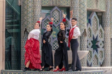Genç flamenko dansçıları Mudejar tarzı bir çeşmenin önünde poz verirler.