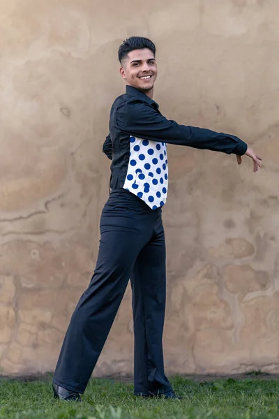 Full-length portrait of a smiling flamenco dancer dressed in black with a polka-dotted waistcoat — Stock Photo, Image