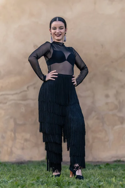 Retrato completo de uma bailarina de flamenco sorridente com calças franjas pretas — Fotografia de Stock