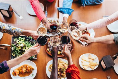 Kırmızı şarap ve beyaz şarapla kadeh kaldıran 8 ırklar arası arkadaş.