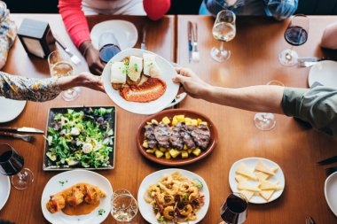 Beyaz bir kadın başka bir lokantadan bir tabak morina balığı alır.