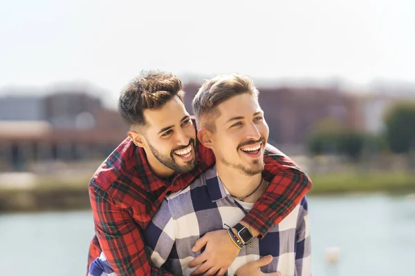 Gay coppia abbracci e ridere — Foto Stock