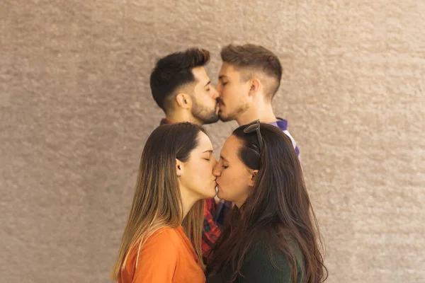 同性恋情侣在同性恋情侣旁边接吻，同性恋情侣也在接吻 — 图库照片