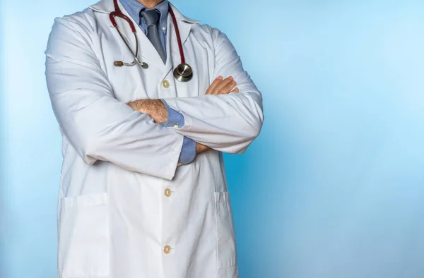 Arts in witte jas en stethoscoop met gekruiste armen — Stockfoto