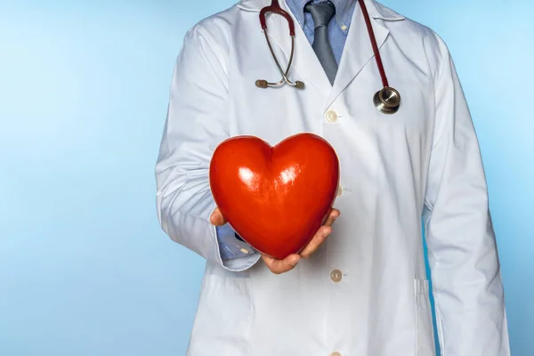 Lekarz Pokazujący Czerwone Polispanowe Serce Aparatowi Stetoskopem — Zdjęcie stockowe