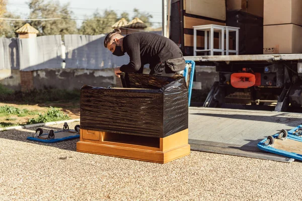 이동하는 트럭에 나무로 가구를 플라스틱으로 포장하는 — 스톡 사진