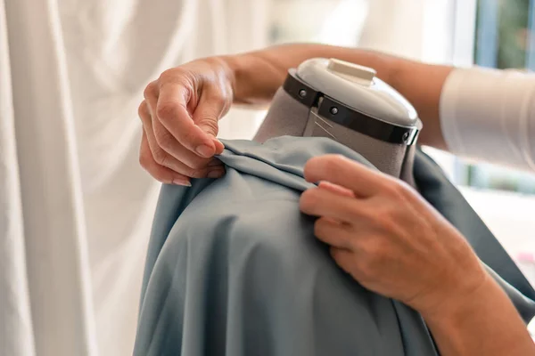 Primo Piano Delle Mani Cucitrice Che Creano Pieghe Indumento Manichino — Foto Stock