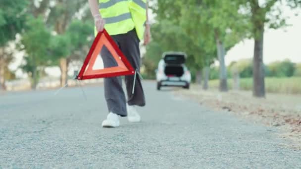 Vrouw Plaatst Nooddriehoek Weg Hoge Kwaliteit Beeldmateriaal — Stockvideo