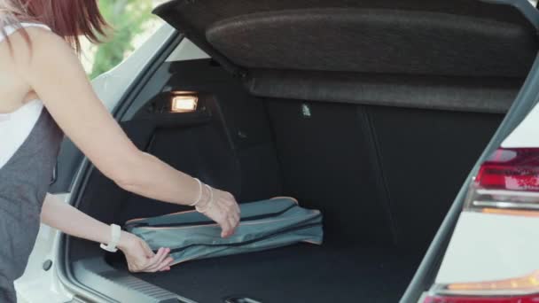 Vrouw Neemt Het Reflecterende Vest Uit Kofferbak Van Haar Auto — Stockvideo