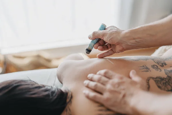 Backlighting Therapists Hand Moxa Cigar Acupuncture Session Health — Stockfoto