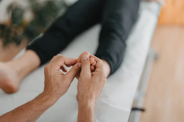Masseurs Hands Doing Reflexology Womans Feet Health — Stockfoto