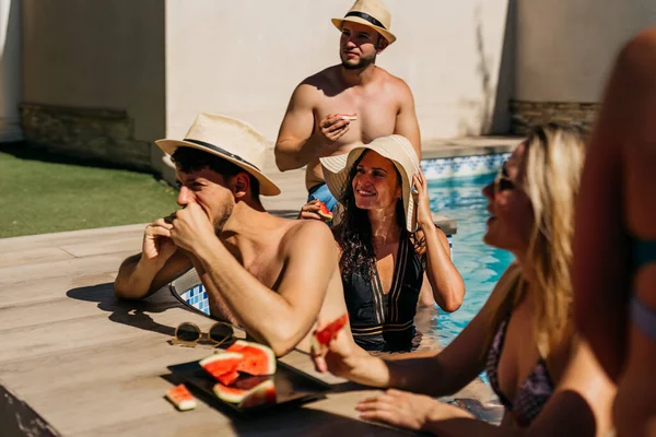 Latin Woman Wearing Pamela Swimming Pool Surrounded Friends Vacation — Stock Photo, Image