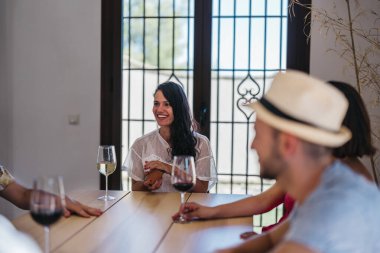 Genç esmer kadın zarları atmadan önce gülümsüyor. Tatiller