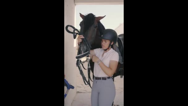 Vertical Vídeo Uma Menina Anos Colocando Freio Cavalo Imagens Alta — Vídeo de Stock