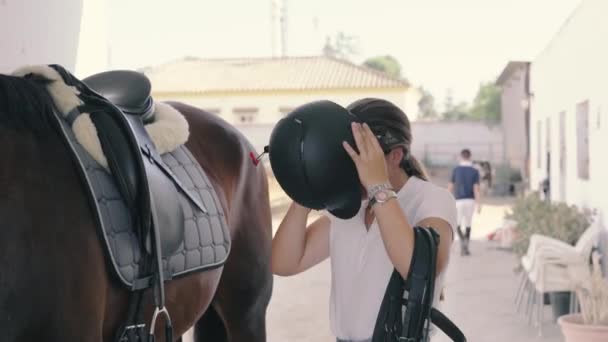 Video Van Een Jongere Die Een Beschermhelm Opzet Voordat Hij — Stockvideo