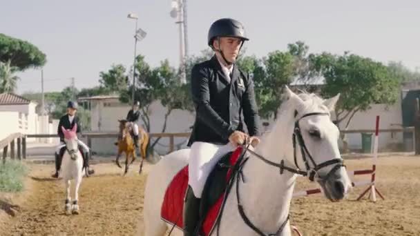 Video Grupo Adolescentes Trotando Caballos Una Escuela Equitación Imágenes Alta — Vídeo de stock