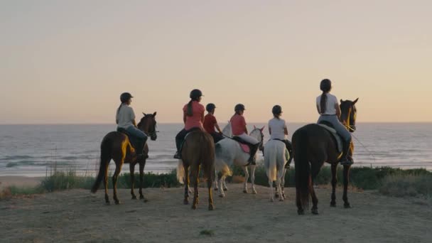 Video Několika Mladých Jezdců Sledovat Západ Slunce Moři Nad Úbočím — Stock video