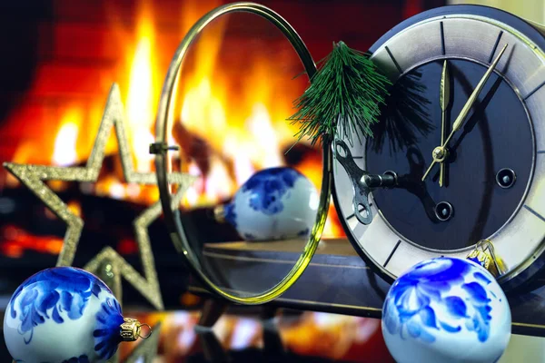 Настольные Часы Открытой Стеклянной Крышкой Окружении Рождественских Украшений Фоне Огня — стоковое фото