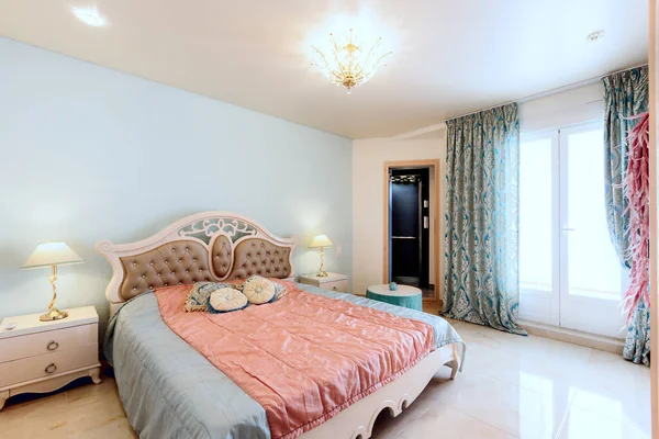 Romantik Yatak Odası Klasik Mobilyalar Rahat Işıklarla Yumuşak Tonlarda — Stok fotoğraf