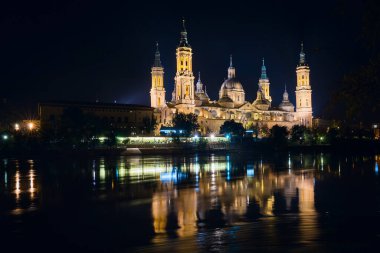 Geceleri Katedral 'de açılan Zaragoza, İspanya.