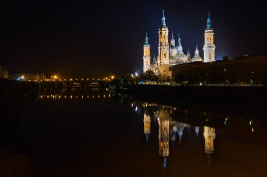 Geceleri Katedral 'de açılan Zaragoza, İspanya.