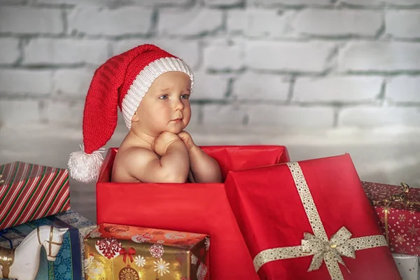 Menino Bonito Chapéu Papai Noel Senta Uma Caixa Presente Conceito — Fotografia de Stock