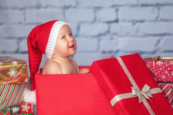 Menino Bonito Chapéu Papai Noel Senta Uma Caixa Presente Conceito — Fotografia de Stock