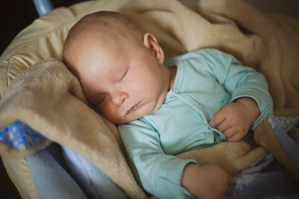 刚出生的可爱婴儿在摇篮里睡觉 — 图库照片