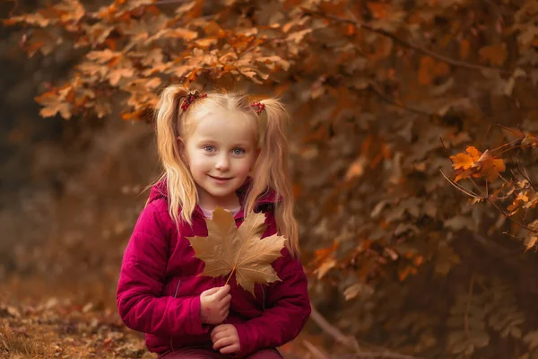 Retrato de otoño de una niña — Foto de Stock