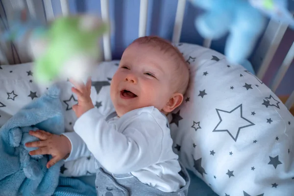 Słodkie Dziecko Leży Łóżeczko Uśmiecha — Zdjęcie stockowe
