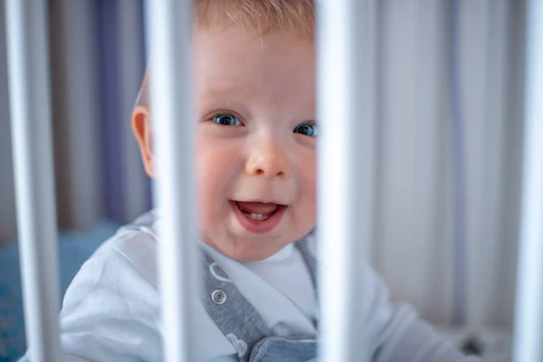 Bebê Bonito Encontra Berço Sorri — Fotografia de Stock