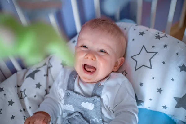 Bebê Bonito Encontra Berço Sorri — Fotografia de Stock