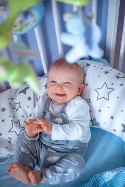 Bebê Bonito Encontra Berço Sorri — Fotografia de Stock