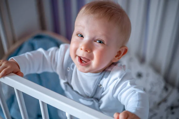 Χαριτωμένο Μωρό Βρίσκεται Μια Κούνια Και Χαμόγελα — Φωτογραφία Αρχείου
