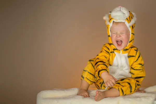 Malý chlapec v kostýmu tygra. nový rok 2022. rok tygra — Stock fotografie