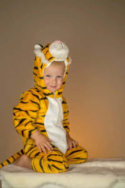 穿着老虎服装的小男孩。新的一年，新的一年。 — 图库照片