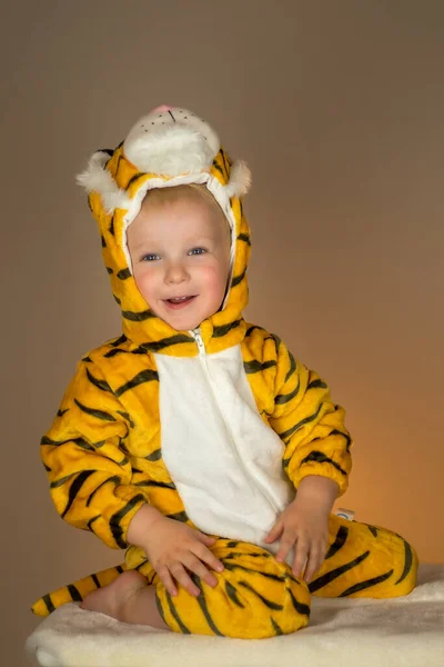 Ένα αγοράκι με στολή τίγρης. νέο έτος 2022. έτος της τίγρης — Φωτογραφία Αρχείου