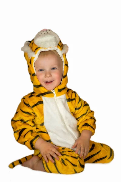 穿老虎服装的可爱小宝宝被白色隔离了 — 图库照片