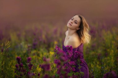 Çiçek tarlasında çıplak güzel bir kız.