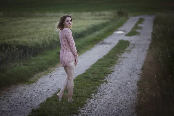 セクシーな若い女性が裸足で道路に立ち — ストック写真