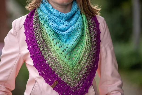 Portrait Girl Baktus Handmade Bactus Knitting Crochet Hand Knitted Knitted — Stockfoto