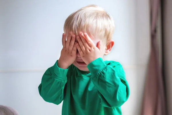 Портрет плачущего ребенка. крупным планом. ребенок закрывает лицо руками — стоковое фото
