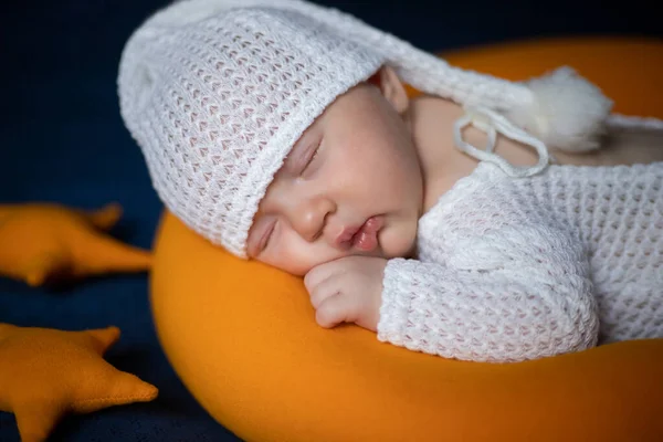 新生婴儿睡在睡帽里 特写镜头 — 图库照片