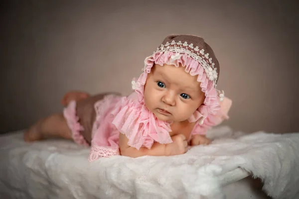 Bonito Bebê Recém Nascido Menina Vestido Retro Boné — Fotografia de Stock